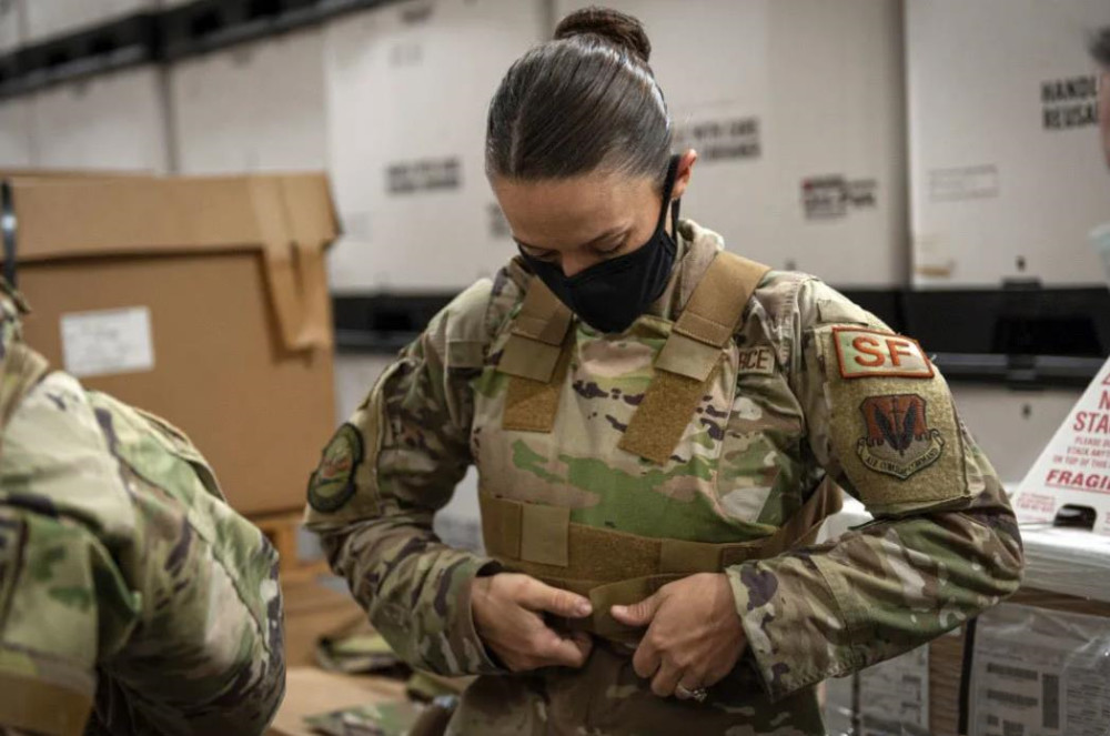 啥叫一等人啊?通用防弹衣不香了,美国空军开发女兵专用防弹衣