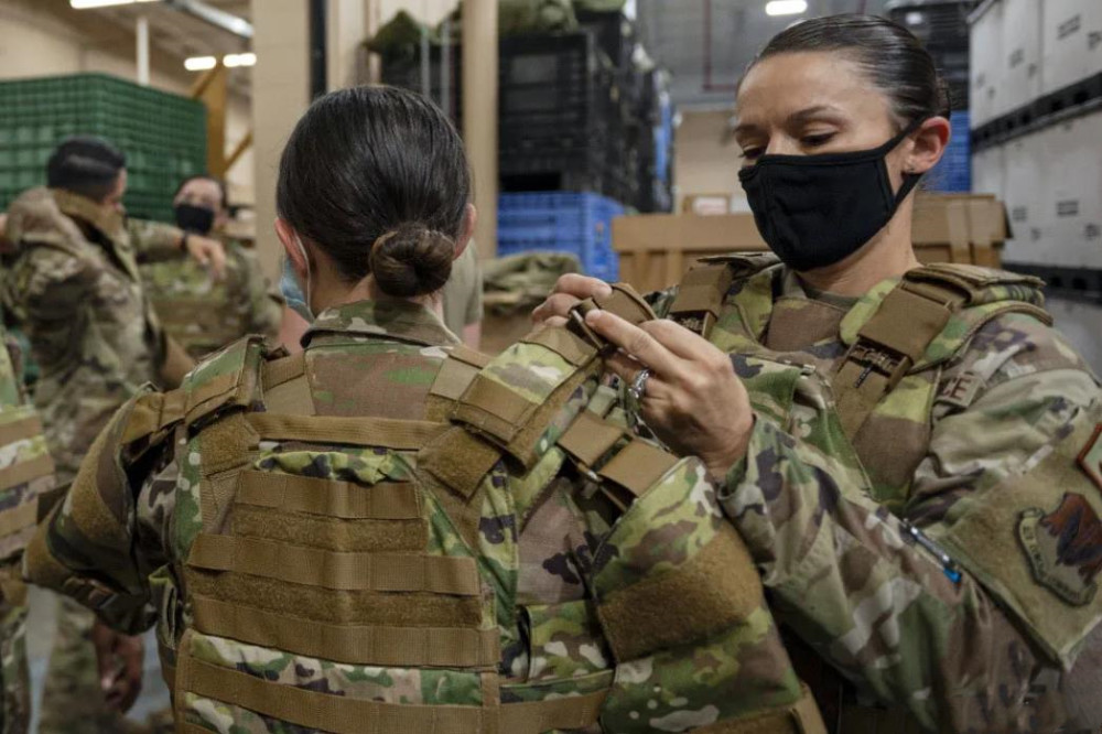 啥叫一等人啊?通用防弹衣不香了,美国空军开发女兵专用防弹衣