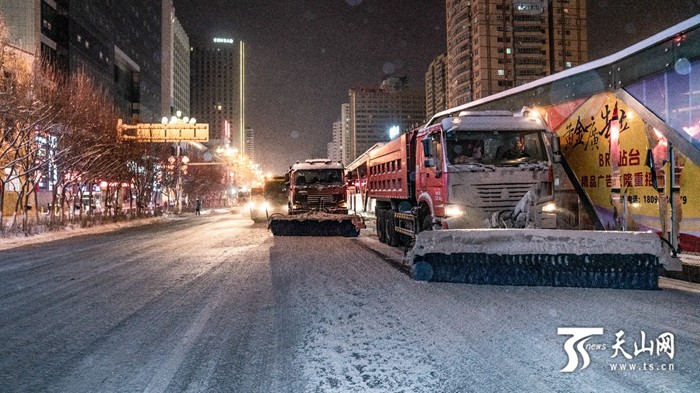 辛苦了!这一夜,乌鲁木齐清雪人,清雪车都没歇