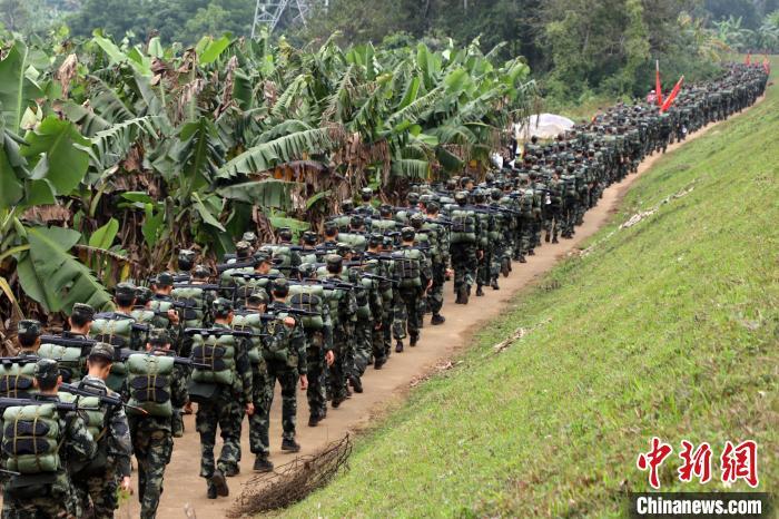 武警海南省总队新兵团野营拉练助力新兵破茧成蝶