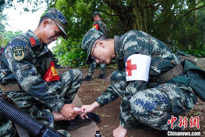 休息间隙,随队军医为新战士处理伤口.武警海南省总队供图