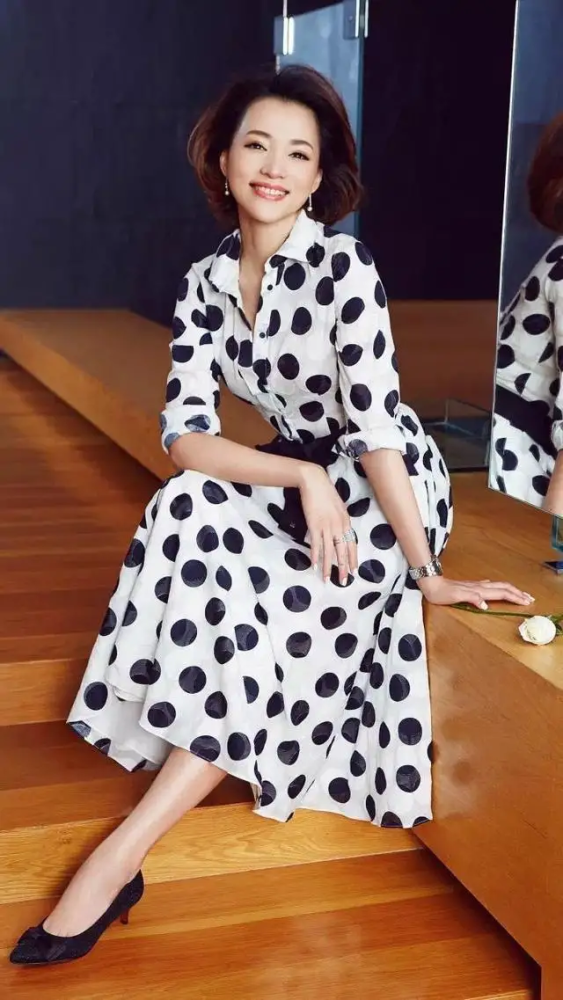 刘芳菲主持太会穿了,一袭酒红色过膝连衣裙亮相,端庄又优雅