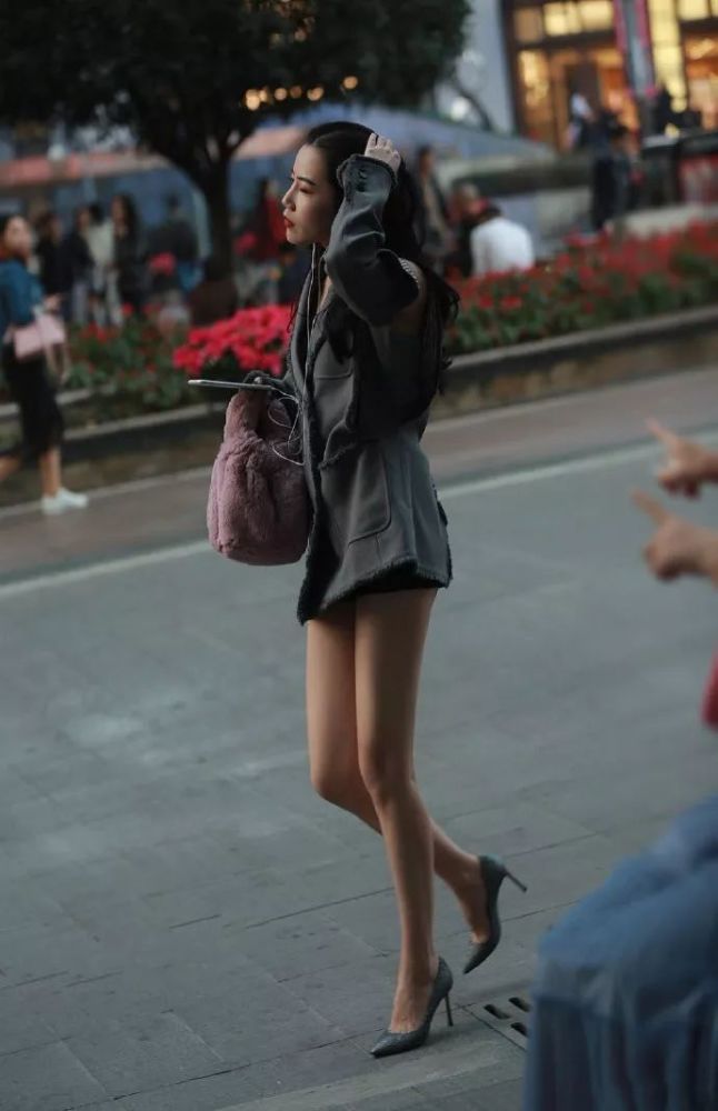 街拍:气质女生高跟鞋搭配,总是让人流连忘返