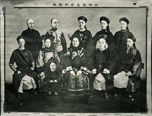 皇帝和弟弟爱新觉罗·载沣(大清末帝溥仪的父亲),你能看出谁是光绪吗?