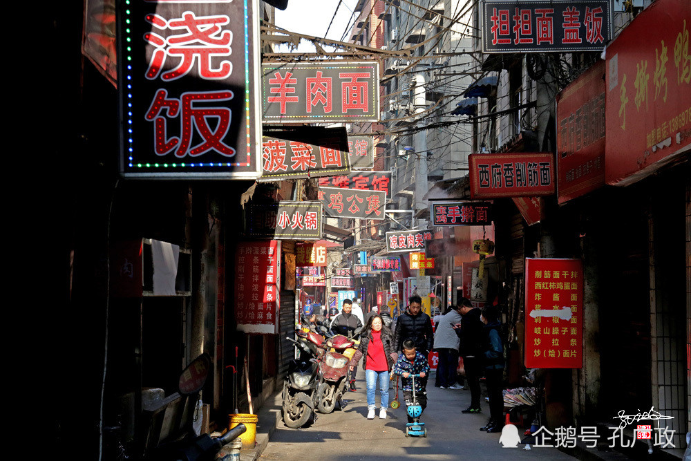 《装台》主要的外景拍摄地徐家庄,张嘉益骑三轮飙车技