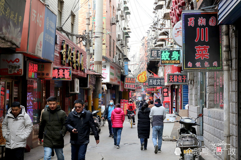 《装台》主要的外景拍摄地徐家庄,张嘉益骑三轮飙车技