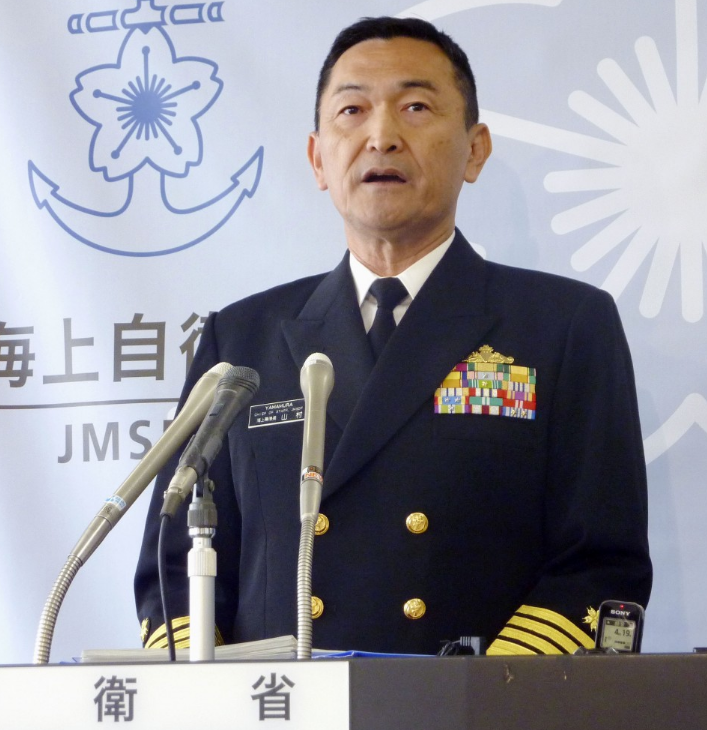 日本海上自卫队幕僚长(相当与海军司令)山村浩与幕僚副长(相当于海军