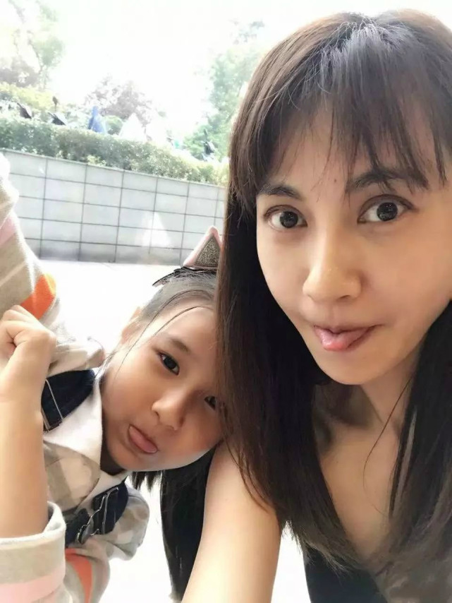 还记得那个和谢霆锋演《小鱼儿与花无缺》的杨雪吗?的确很像杨颖!