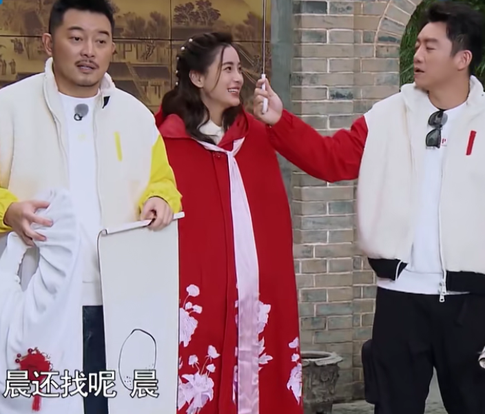 杨颖主动凑近郑恺,用腿"碰"他暗示有镜头,后期想打码都无从下手