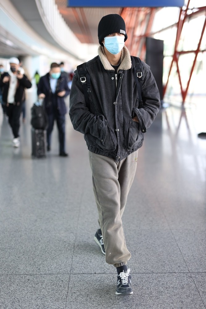 宋威龙街拍羊羔毛拼接牛仔衣泼墨运动裤nb球鞋帅