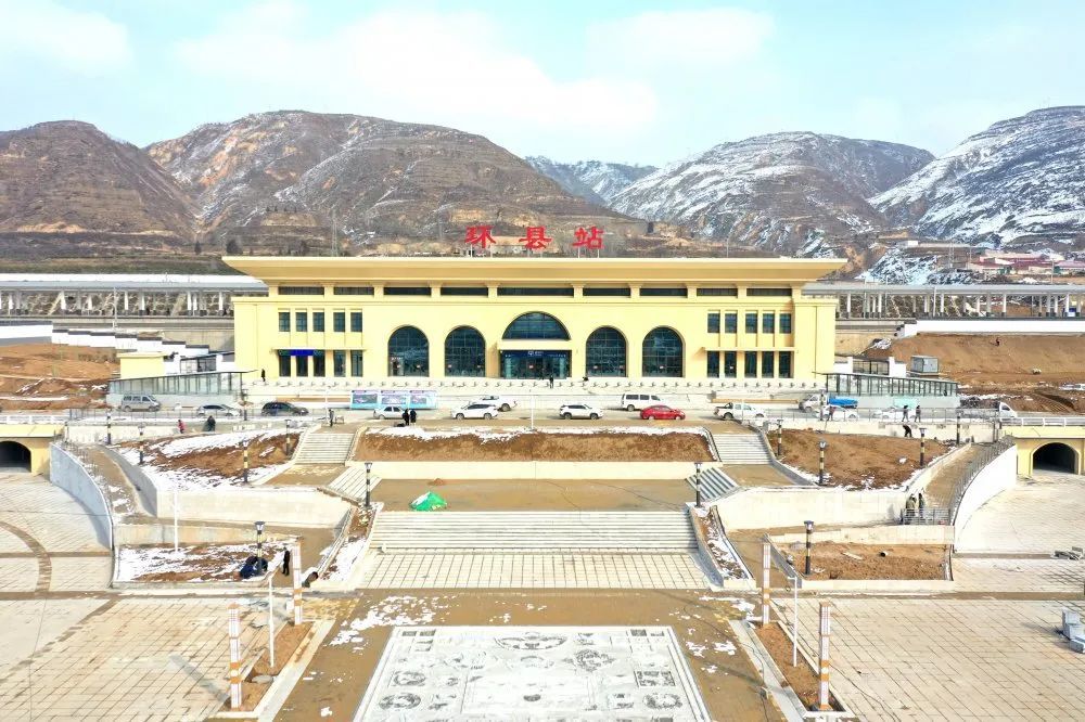 甜水堡站位于甘肃省庆阳市环县甜水堡镇,该镇是陕甘宁三省区交界的山