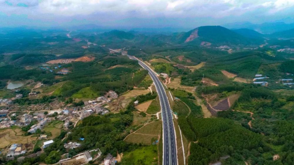 1公里,是目前广西在建高速公路第三长隧道,地质环境极其复杂,施工难度