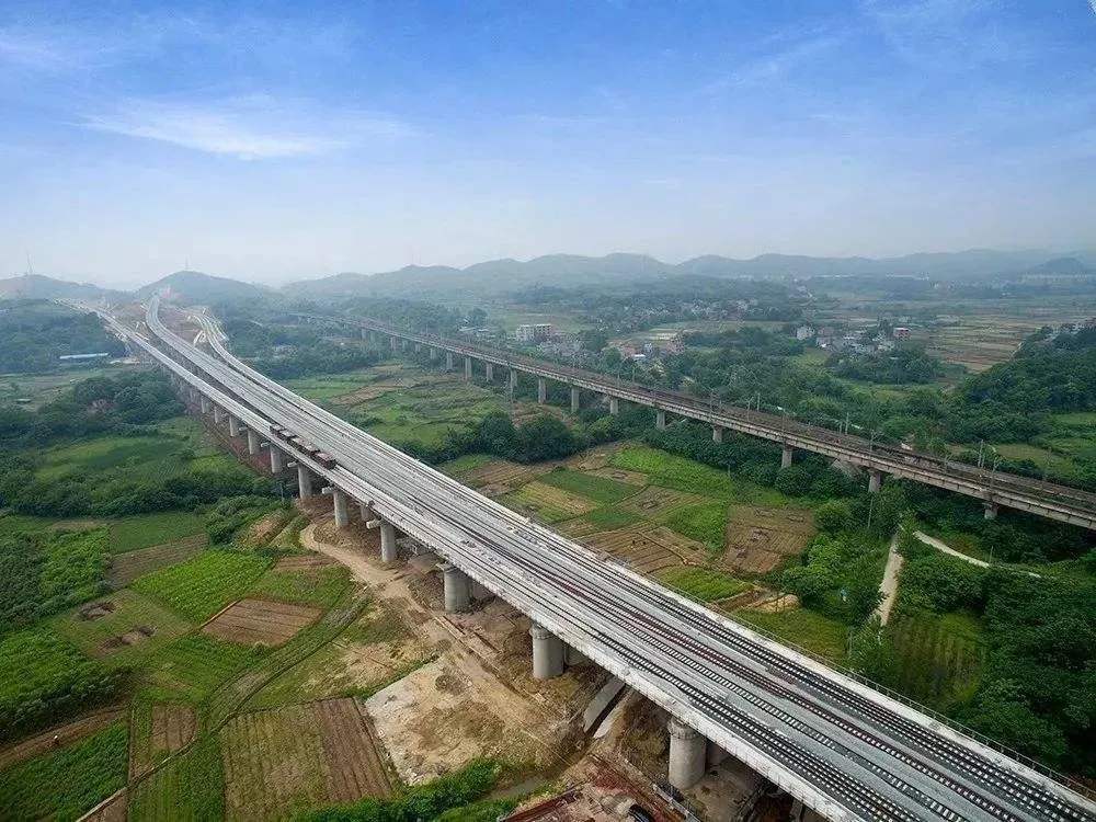 福建省第二条快速铁路,沿线穿过莆田,泉州,厦门等城市