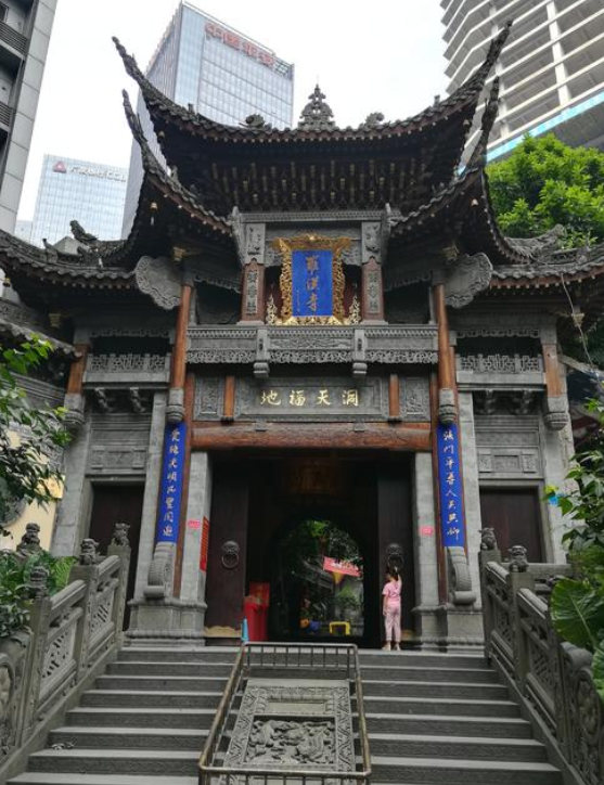 藏于重庆闹市中的寺庙,门票仅10元,《疯狂的石头》曾在此取景