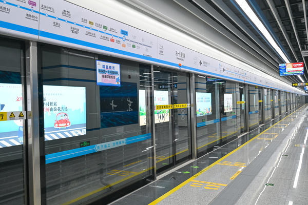 河南省郑州市地铁四号线,七里河站.空无一人的候车台
