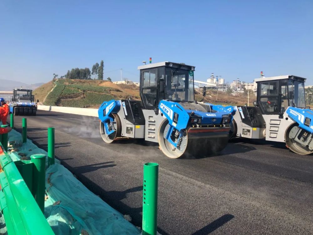 黑科技!云南这条高速公路 惊现无人驾驶铺路机