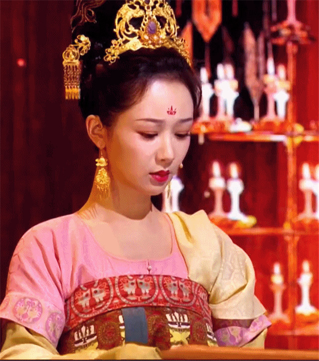 杨紫身着唐装出演文成公主,一颦一笑皆是优雅气质