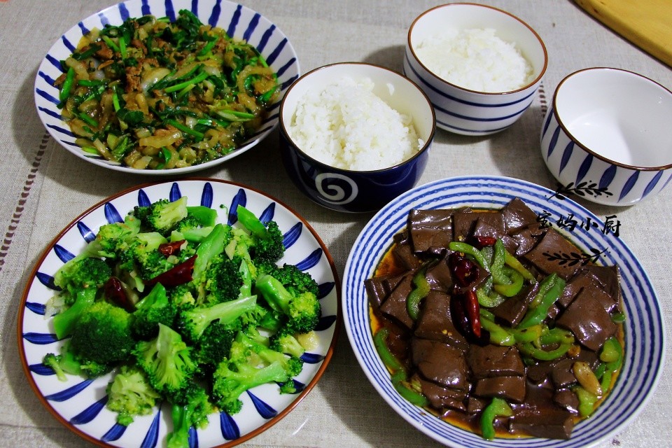 一家子的营养晚餐,家常小菜吃着健康吃得香,花钱不多肠胃舒服