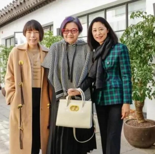 陈凯歌前妻带混血儿子卖货,曾是顶级名媛,现在和四婚老公住村里!