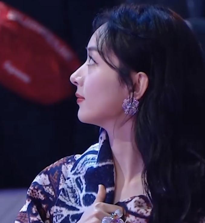 赵丽颖鼻子有多么上镜星光大赏同框杨幂细看侧脸就全明白了