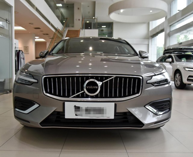 2021款沃尔沃v60:2.0t混动油耗仅6升,新造型比a4还