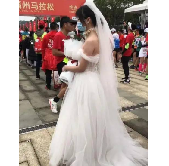 女子穿婚纱求婚_50岁大爷穿婚纱求婚