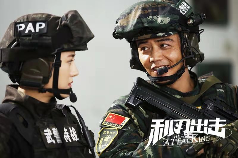 该剧主要讲述了杨烁饰演的武警某部突击队大队长刘闯带领"猎豹突击队"