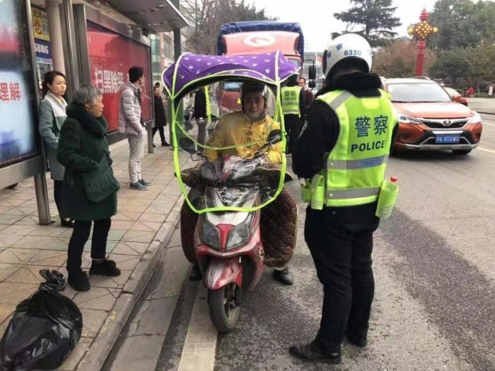 电动车装挡风被也要受罚难道只能挨冻交警抓到一个罚款200