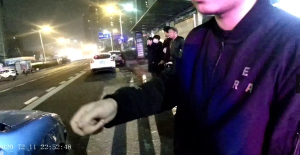 杭州一女子酒后用高跟鞋连踹民警,被捕后叫嚣,知道我是谁吗?