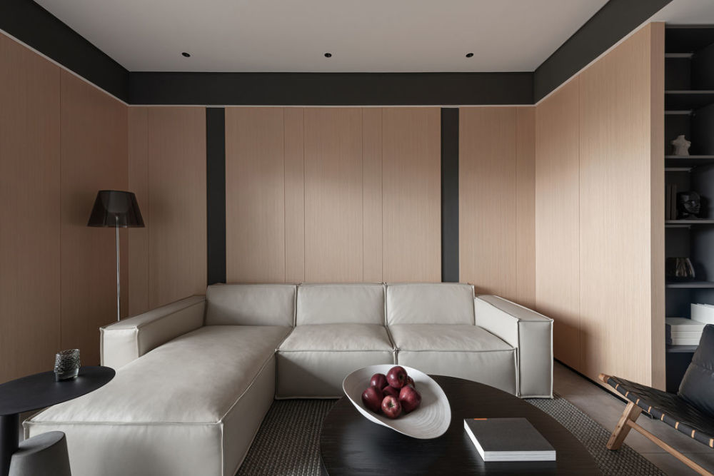 客厅沙发背景墙用木饰面装饰,以暖木色为主,奠定了温馨的气氛,米白色