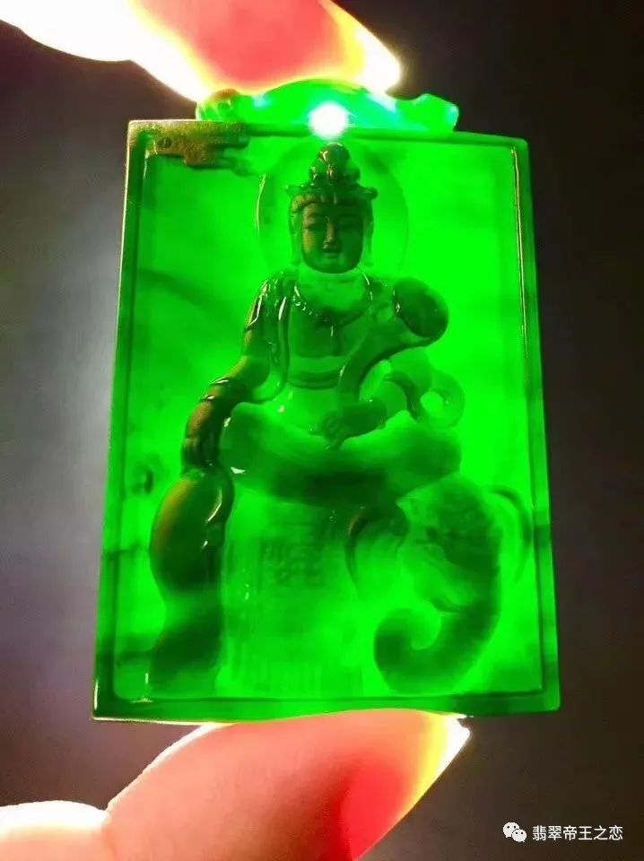 墨翠自己然光下是黑的, 打灯情况下是绿的