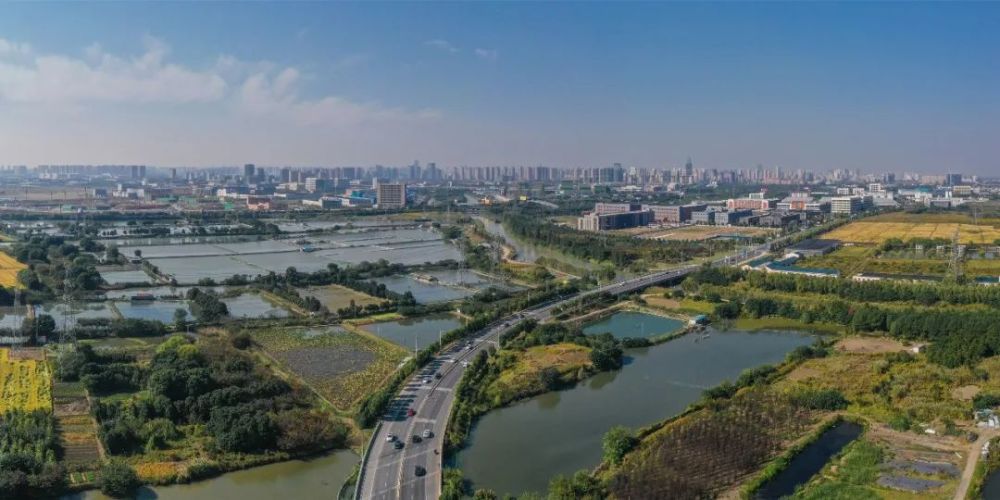 天宁大道东延,大明路北延,河丰路,迎宾路等主干路网加速推进,实现与