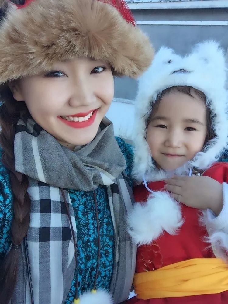 吉祥三宝:爸爸去世,妈妈退隐,扮演小女儿的英格玛现状如何?_腾讯新闻