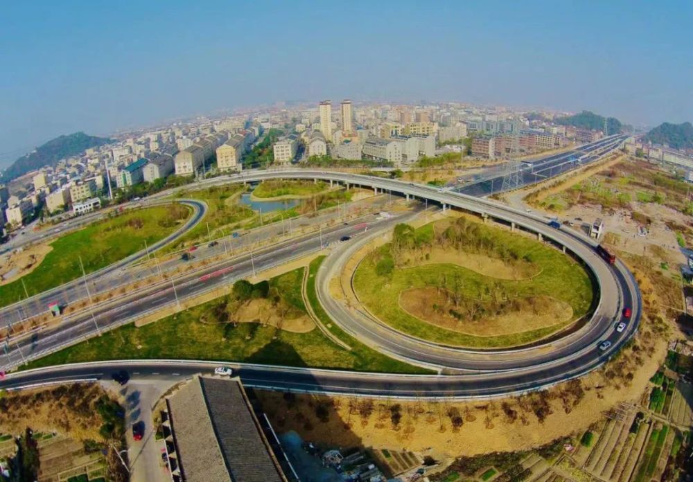 城东高架承接路泽太中央大道与温岭主城区,车流量已近饱和