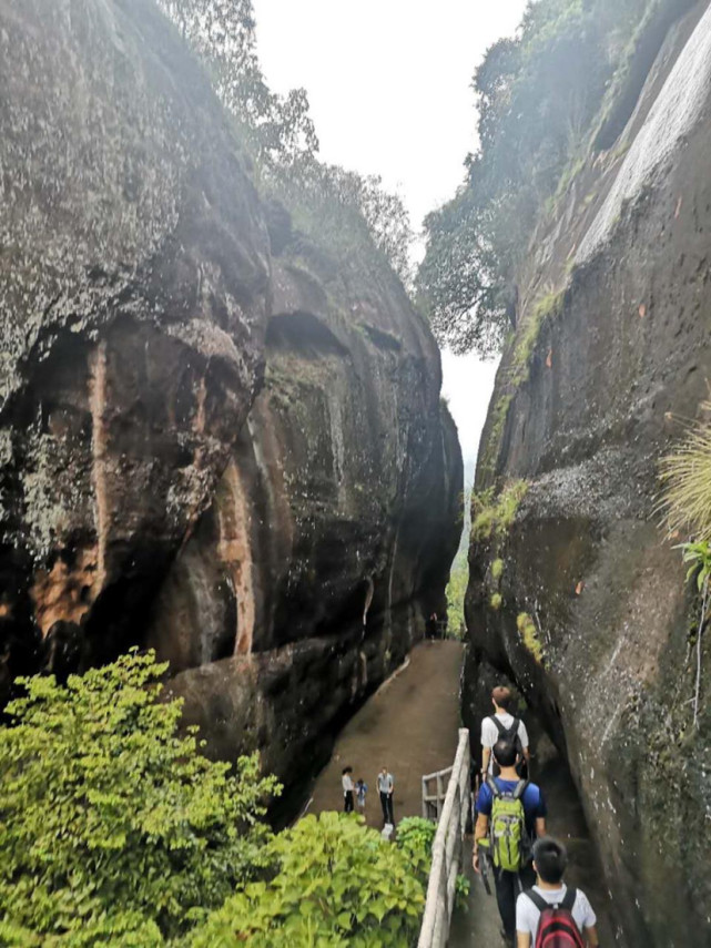 广东韶关丹霞山,又称阴阳山,风景优美,是旅游观光的