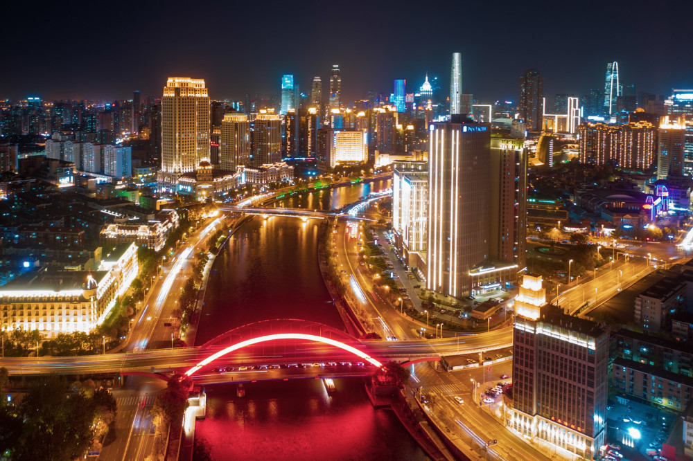 航拍天津城市夜景,海河两岸高楼大厦灯光璀璨