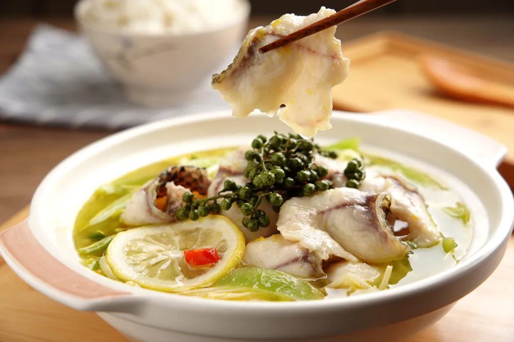鱼肉嫩滑,鲜香入味,开胃又下饭——金汤柠香藤椒鱼【孔老师教做菜】