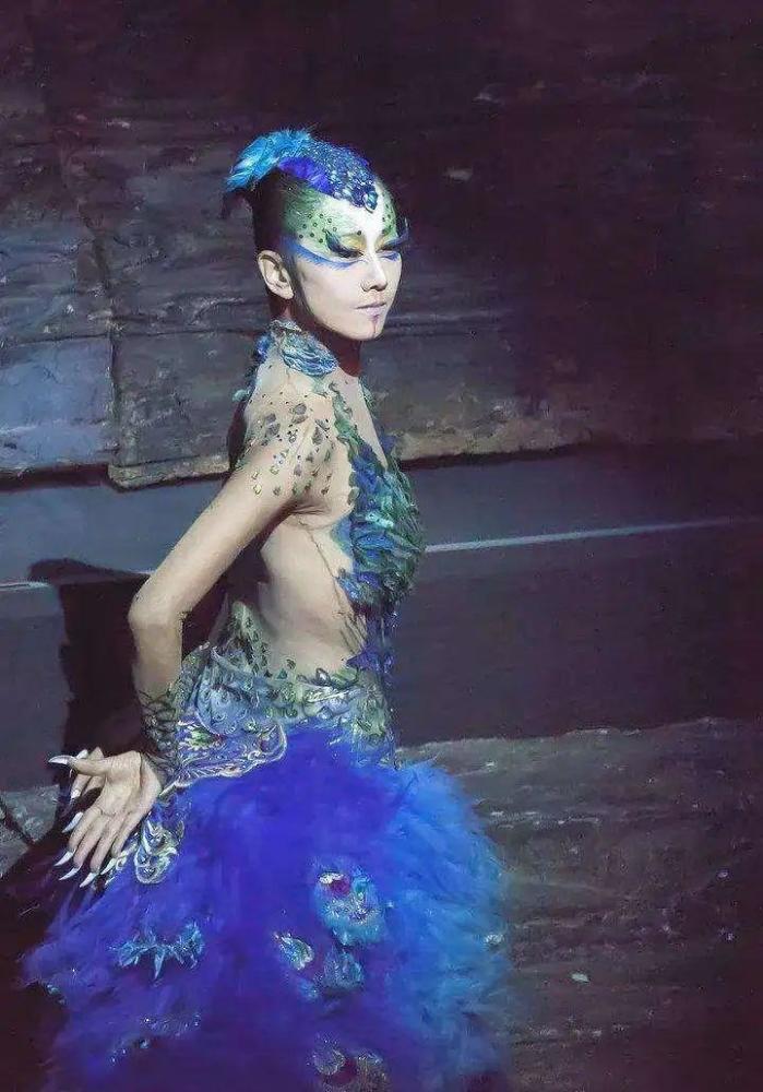 舞台上杨丽萍美翻了!穿蓝色孔雀裙身量窈窕,"冻龄容颜