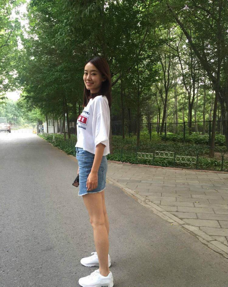 "相亲女王"张小斐,穿牛仔裤勒出"筷子腿,身材好哪像34岁!