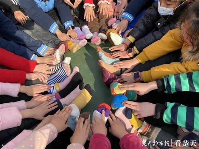 传递包容与友善,小学生故意穿错袜上学