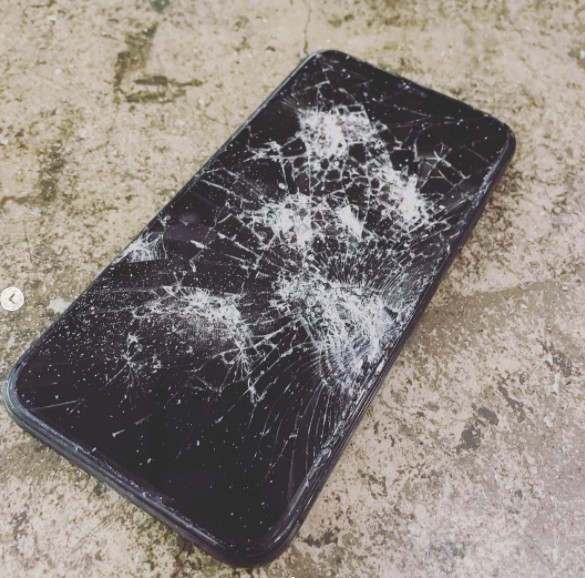 具惠善砸烂手机,屏幕整片碎裂