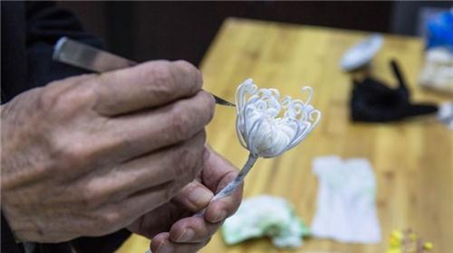 魏璎珞佩戴的通草花,全国仅一位八旬老人会做,技艺会面临失传?
