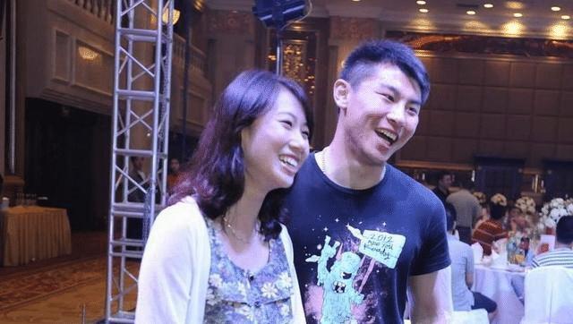 于汉超和妻子堪称青梅竹马2人小学时就相识但否认早恋的存在
