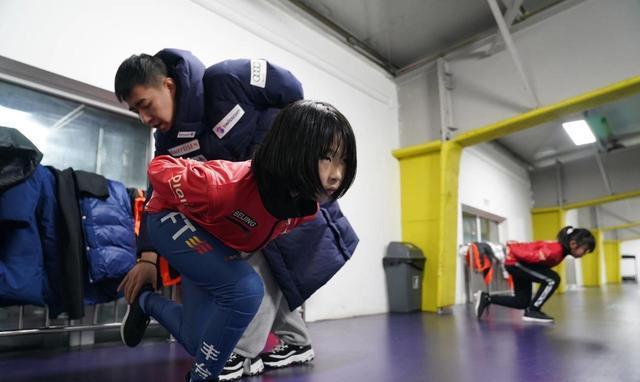 摔倒还反超夺冠的马子惠火了记者专访这位8岁北京女孩