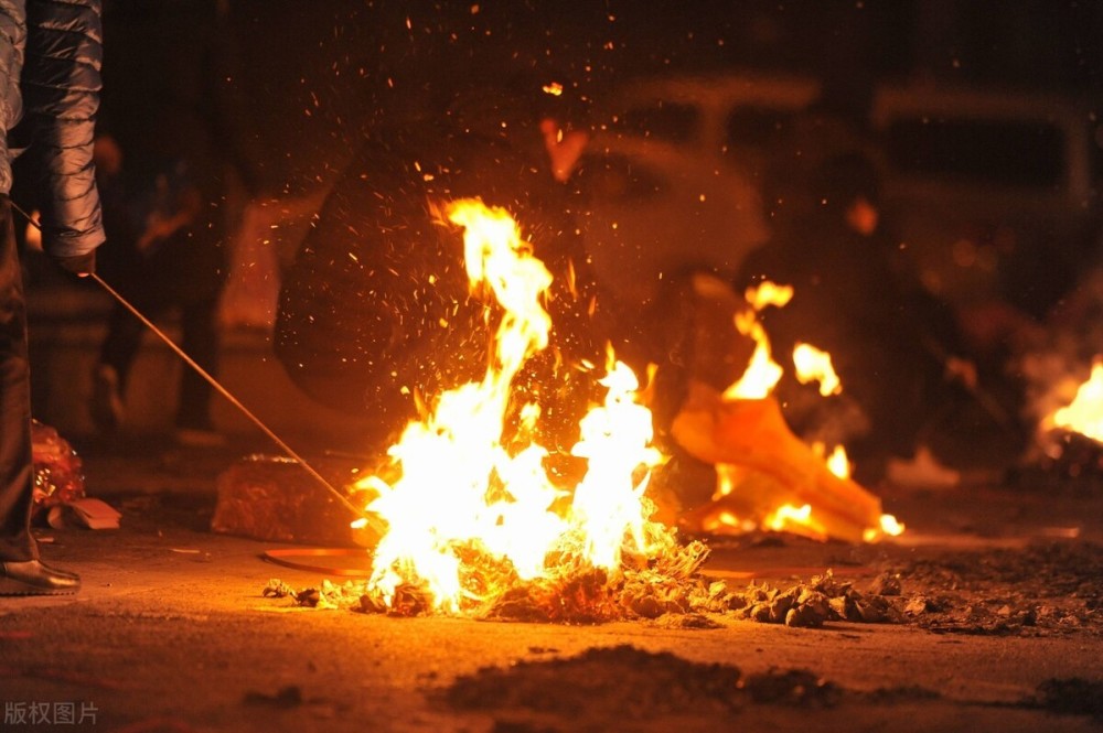 小伙十字路口踢纸灰,午夜响起敲门声,才知自己闯祸了