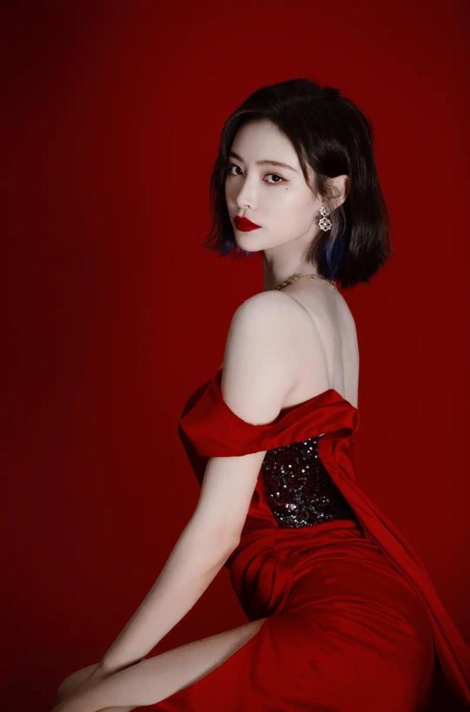 许佳琪 低胸露肩红裙勾勒出她几乎完美的肩颈线,女明星的身材真的是太