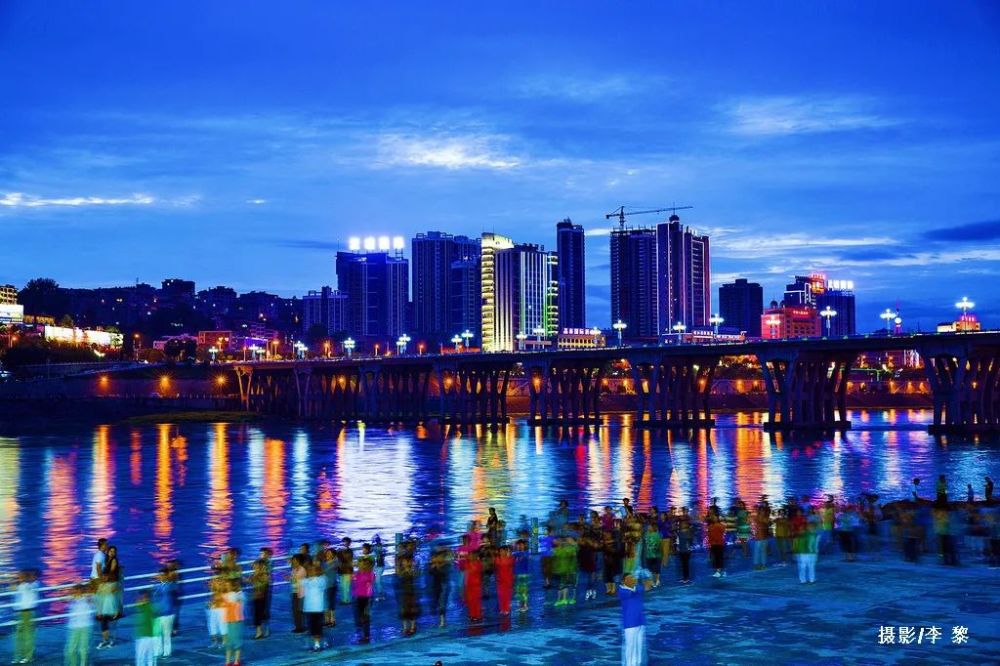 注意,一大波美图来袭 " "一川碧水一重山" 安康的夜景 是山水合一的