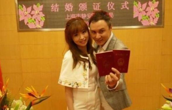 42岁朱桢二胎再得子宝宝出生正脸照曝光与二婚妻子四年抱俩