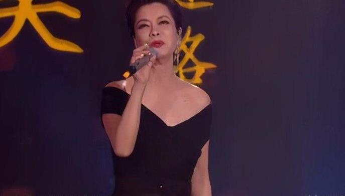 毛阿敏是真正的歌坛一姐,老了还穿紧身裙上台,气质一流!