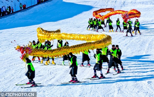 甘肃省张掖市山丹县幼儿园的小朋友们在山丹滑雪场进行小滑雪车比赛.